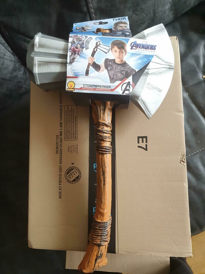 Mi novia pidió unas pesas de tobillo para correr y de alguna manera le enviaron esto en su lugar... Tratando de convencerla de que salga a correr con el martillo/hacha...