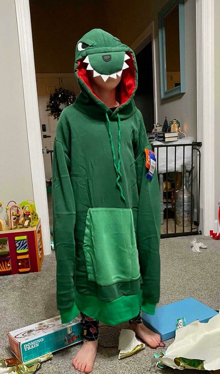 Después de ver la foto de mi sobrino con su nuevo regalo de Navidad mi pareja piensa que "podría haber pedido la talla equivocada"