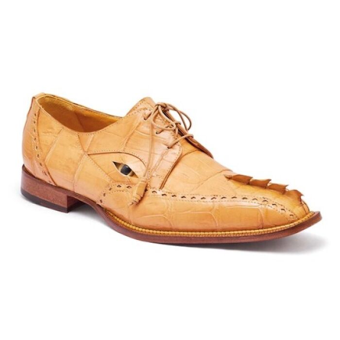 Unos horribles zapatos de cocodrilo que te miran de costado
