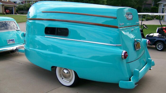 La parte superior de esta caravana de 1954 es una barca