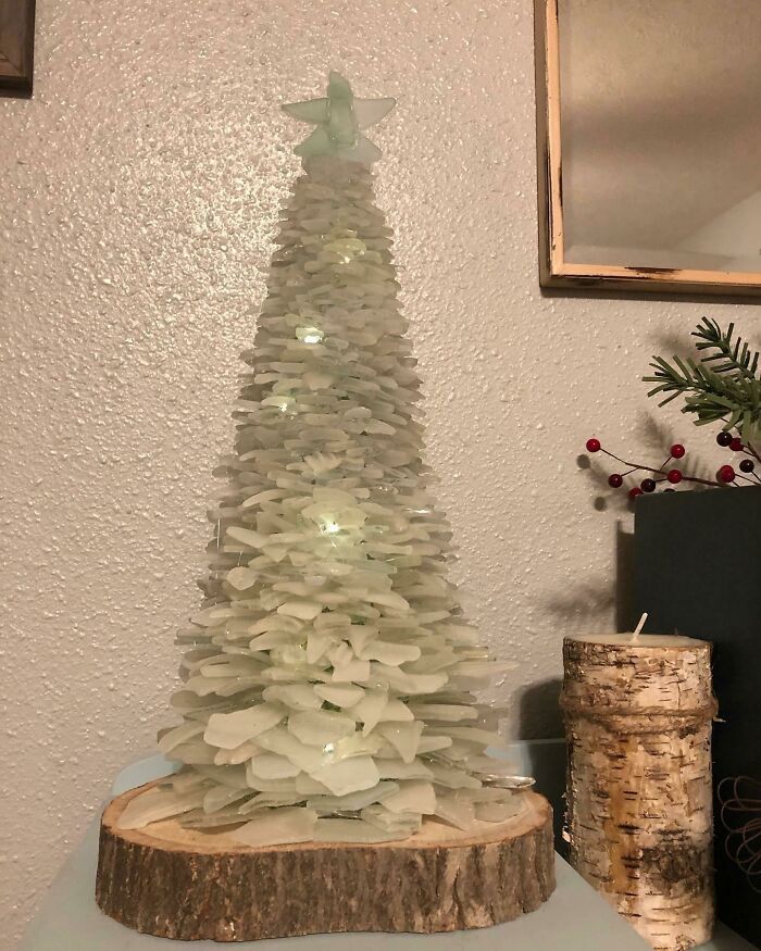 Árbol de Navidad creado con vidrio marino local