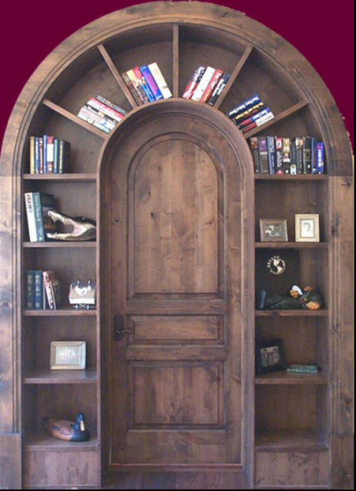 Impresionante puerta arqueada con estanterías empotradas