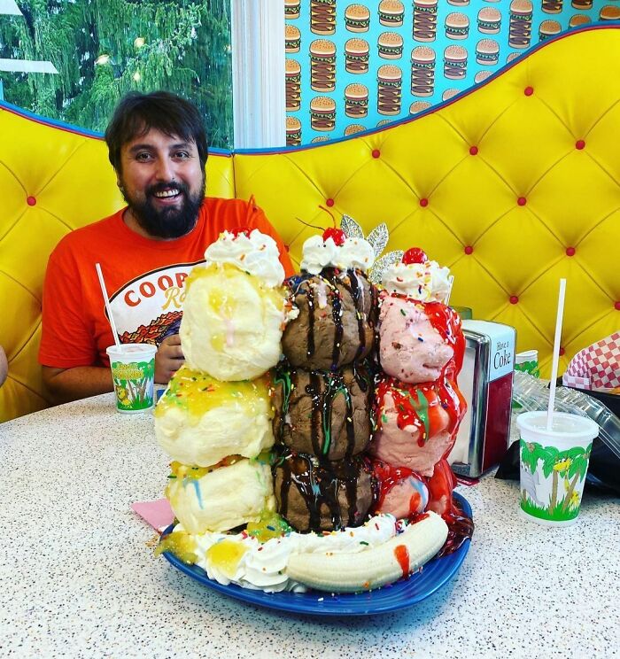 Entramos En El Nuevo Año Con Las 9 Bolas De Helado Más Grandes Que He Visto En Mi Vida