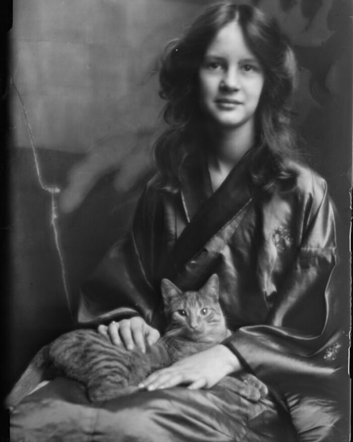  Retrato de estudio vintage de una chica junto a su gato, alrededor de 1913
