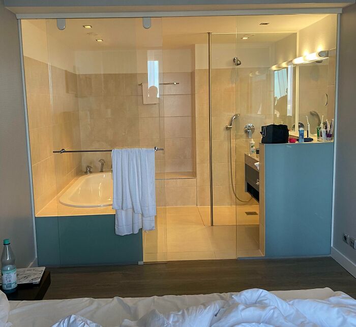 ¿Por qué las habitaciones de hotel insisten en obligarme a ver cómo se baña mi pareja? Me alegro de no compartir la habitación con un amigo o mis padres