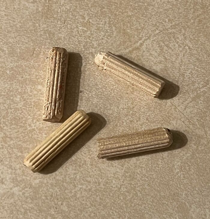 Mi hija acaba de decir "Toma, papá" y me ha metido esto en el bolsillo. No tengo ni idea de qué mueble barato es ahora peligrosamente inestable