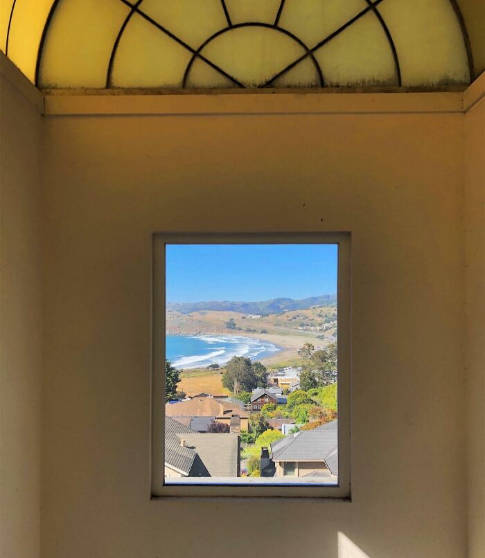 La ventana de esta casa que alquilé parece un cuadro