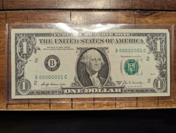 Este billete de dólar de 1969 que encontramos en la colección de billetes pequeños de mi padre con un número de serie 00000001