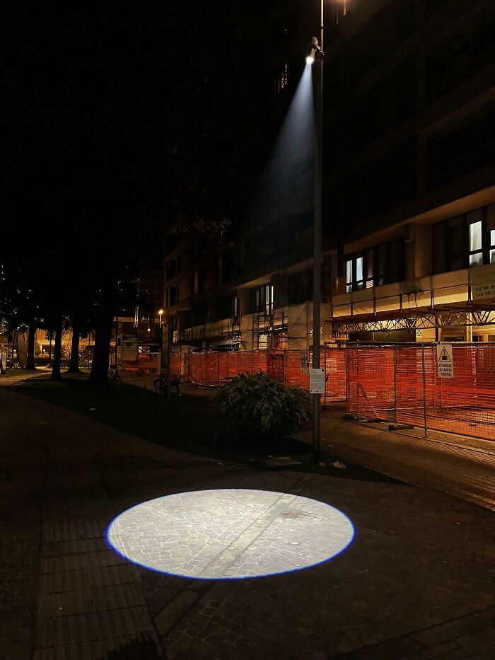 Este trozo de calle iluminado al azar