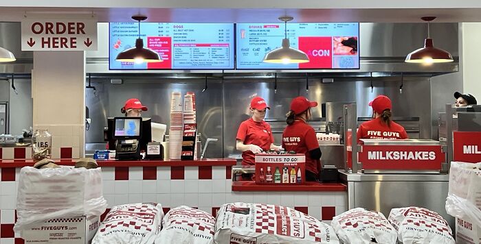 Mi Five Guys (Cinco Chicos) local está siendo dirigido por cinco chicas esta noche