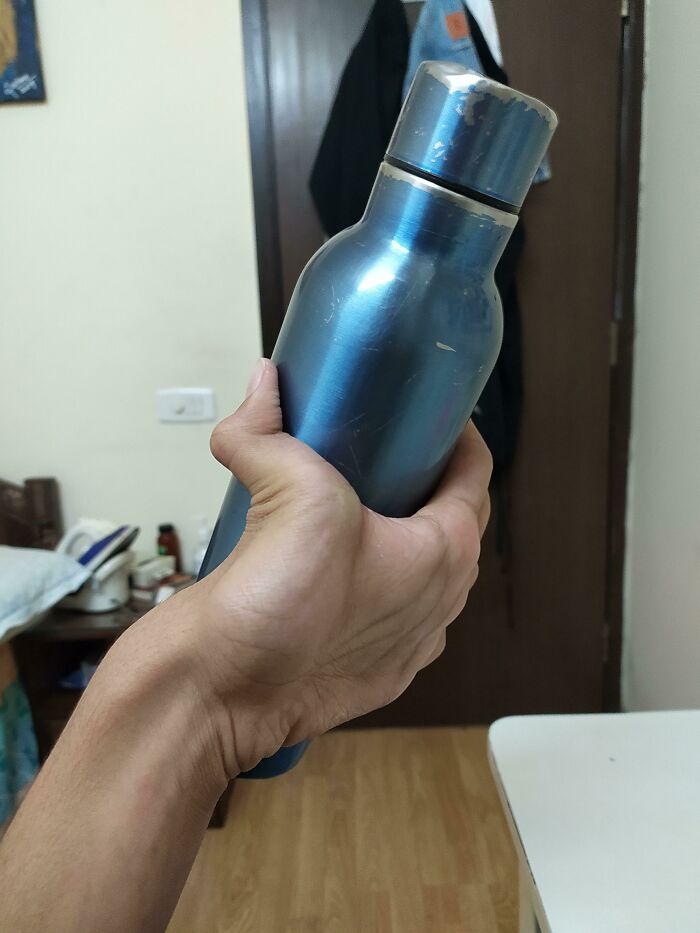 Puedo sostener cosas con la mano del revés