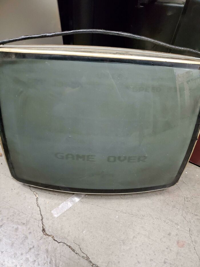 Un televisor de tubo roto en mi trabajo tiene 