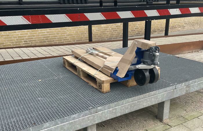 Nuestra oficina ha recibido hoy una transpaleta en un palé