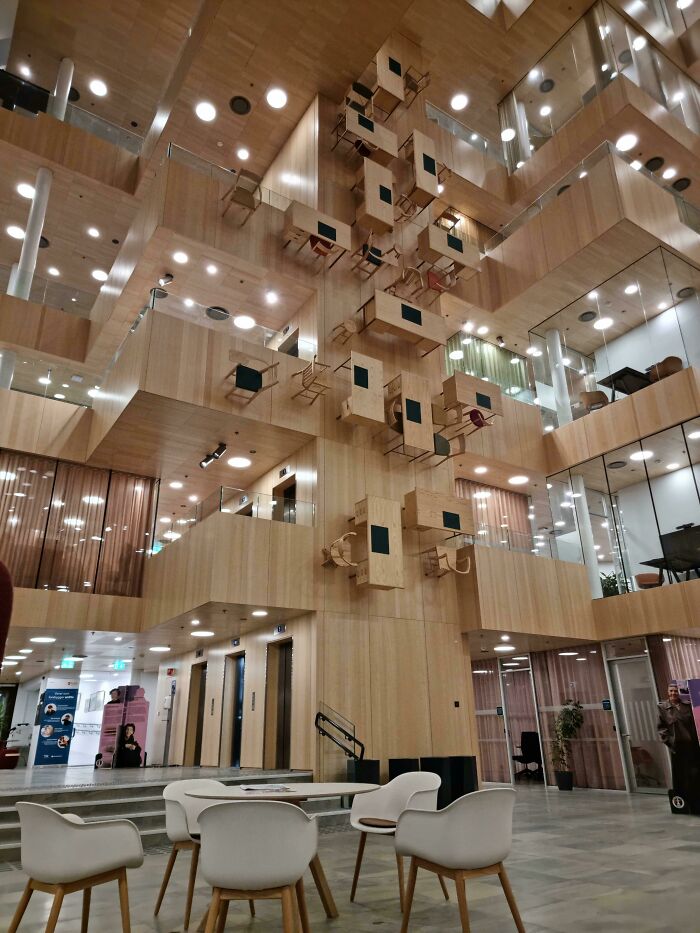 Este edificio en el que estoy tiene sillas y escritorios montados en la pared