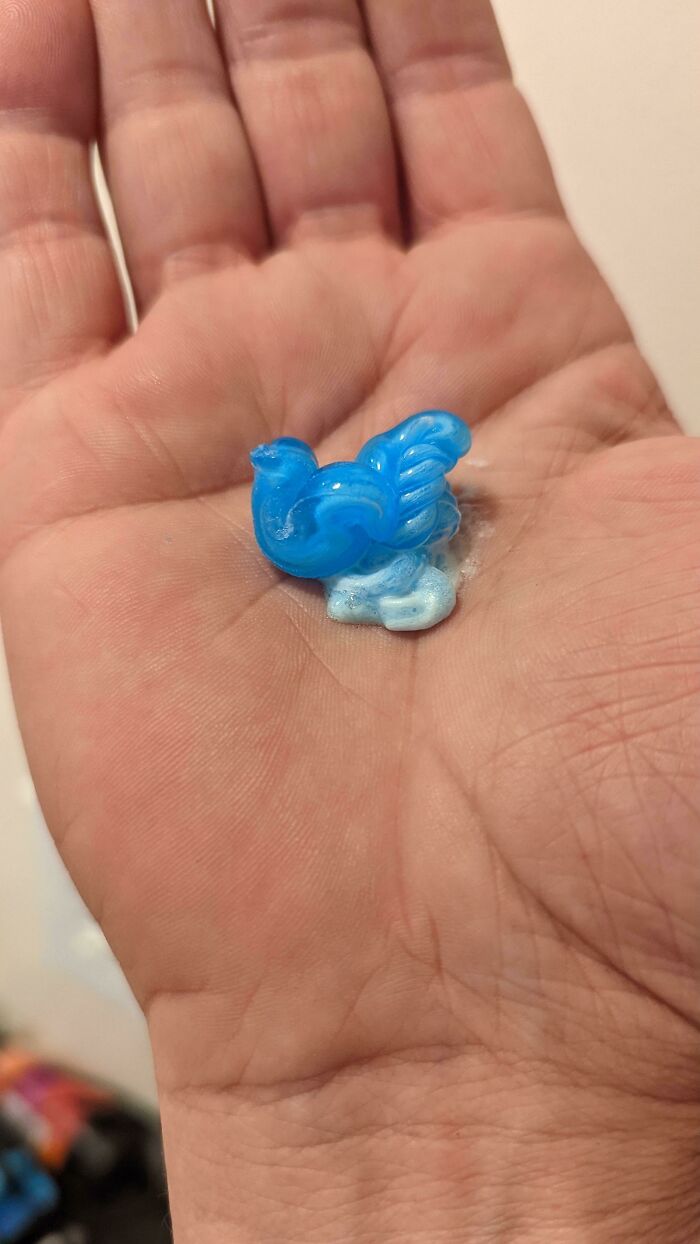 Tomé un pequeño chorro de mi gel de afeitar, ¡y salió con la forma de un pollo!