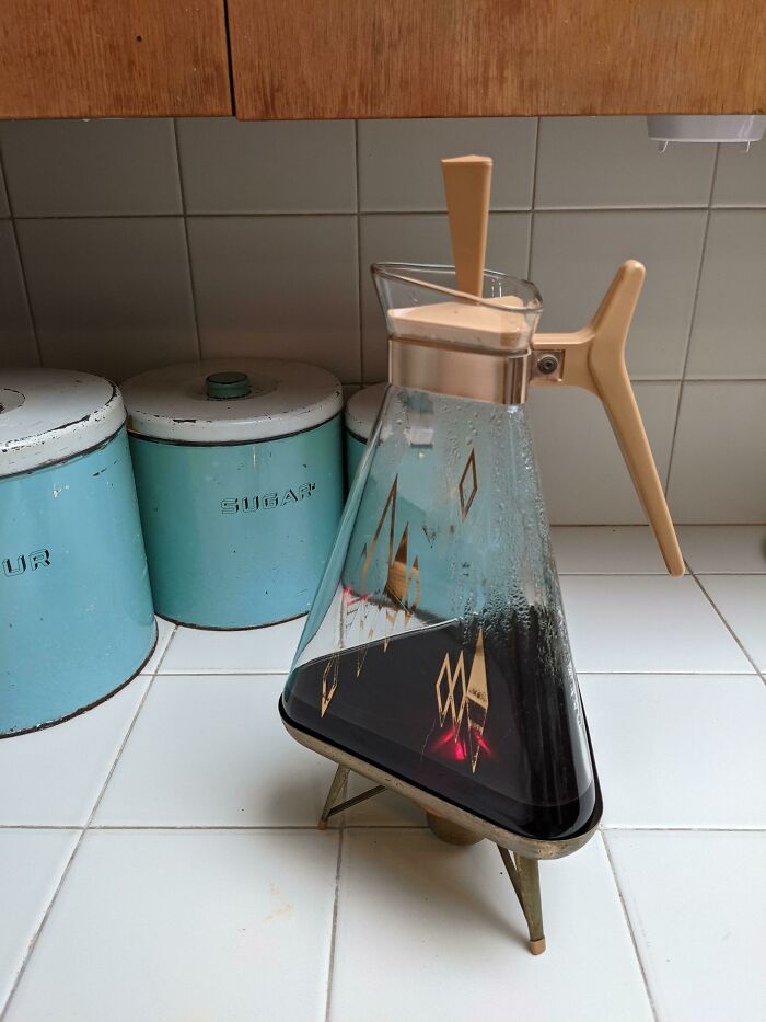 Mi mujer encontró esta cafetera en una tienda de segunda mano. Sí, es una vela calentándola