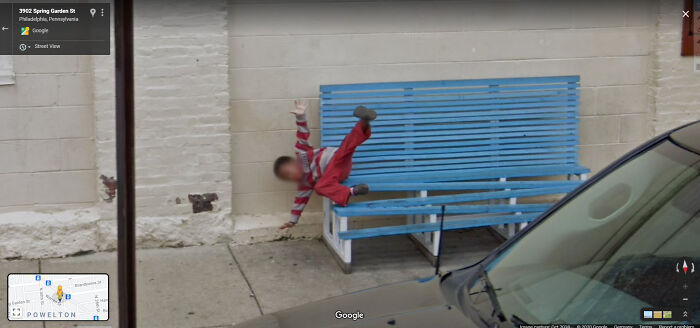 ¡Niño cayéndose de un banco! Encontrado en Filadelfia, Pensilvania