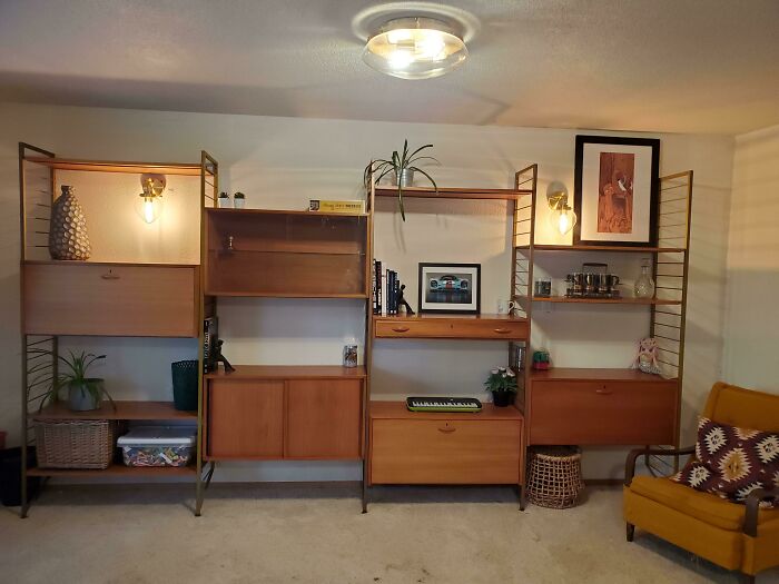 Compré este Ladderax, con 3 escritorios abatibles, acabados en latón, armario de cristal y un cajón por el escandaloso precio de 40 dólares. Estoy gritando y nunca volveré a tener tanta suerte