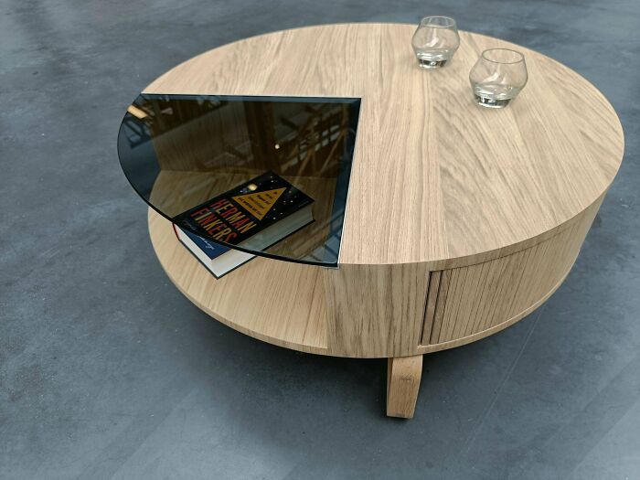 El año pasado terminé mi periodo de aprendizaje para convertirme en fabricante de muebles. Esta pieza es la culminación de mi habilidad. También representa un importante objetivo en mi vida, después de cambiar de profesión para convertirme en lo que siempre quise ser. También gané el primer premio del concurso anual. ¿Qué les parece?
