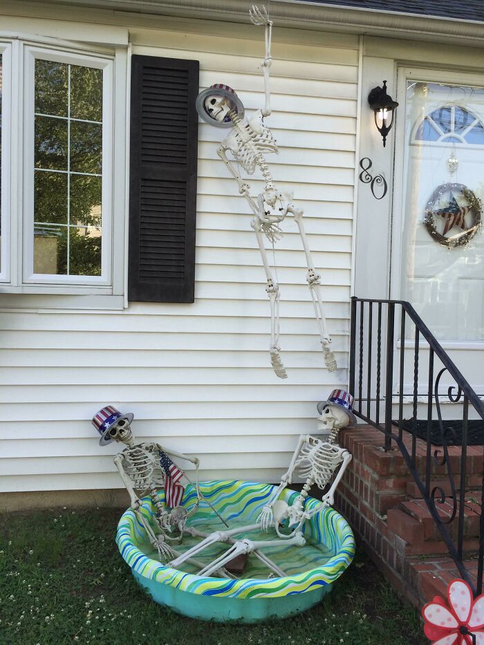  Mis vecinos no guardaron sus decoraciones de Halloween, pero las han ido cambiando según las diferentes festividades