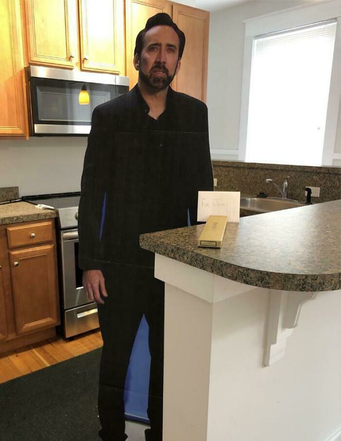 Hoy, nuestro amigo comprará su primera casa, así que trabajamos junto a su agente de bienes raíces para asegurarnos de que esto sea lo primero que vea en la cocina luego de firmar el contrato