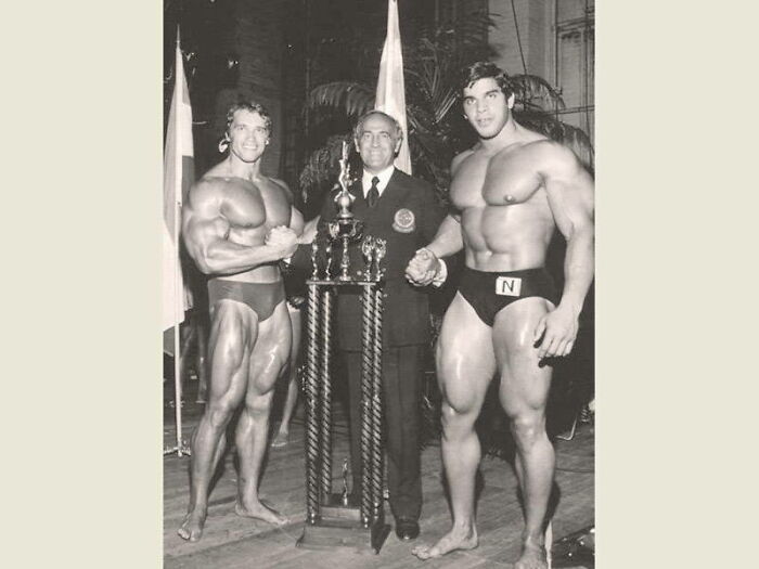 Lo siento si esto es una especie de post de broma, yo nunca me di cuenta de lo enorme que era Ferrigno. Haciendo que Arnold parezca pequeño