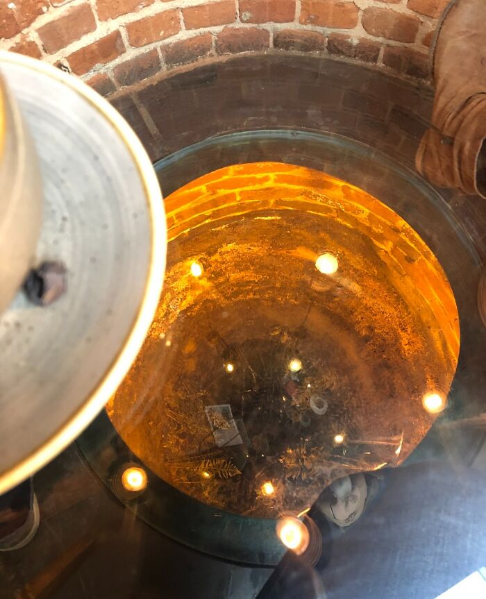 Nuestra mesa en un café de la zona se ubica por encima de un pozo medieval