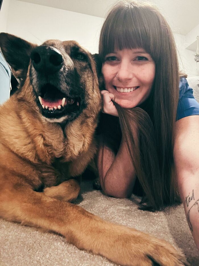 ¡Acabo de adoptar a esta dulce chica mayor y no podría ser más feliz!