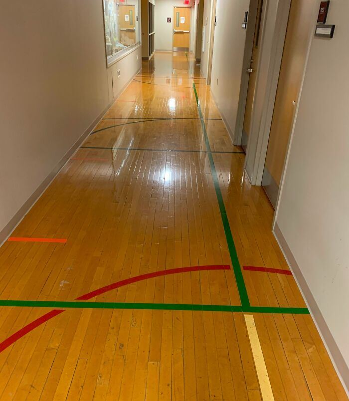 El suelo del edificio de diseño en mi universidad es parte de la cancha de baloncesto que solía estar allí antes