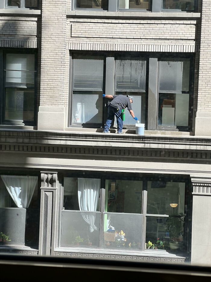Limpiacristales al otro lado de la calle. Estoy en el 5º piso. Nueva York
