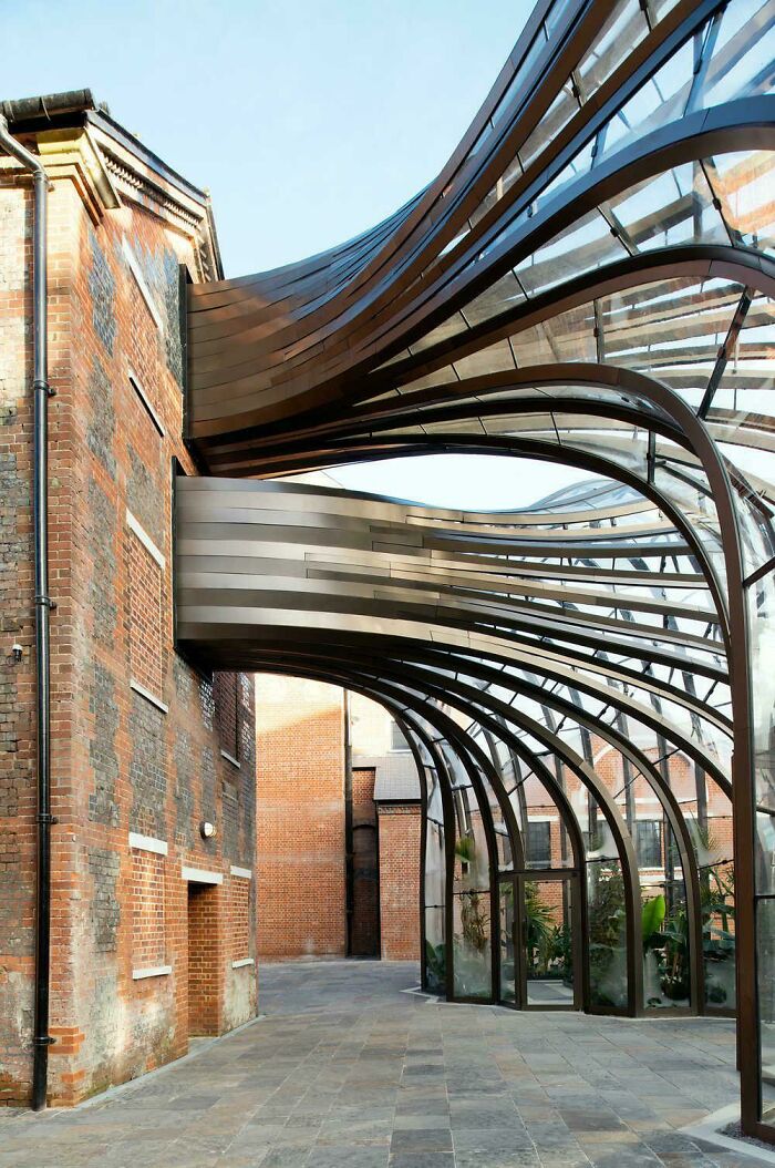 Otro vistazo a la destilería Bombay Sapphire. El aire circula a través de esas estructuras 