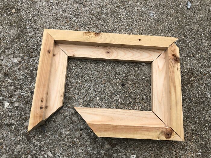 Practiqué hacer un marco de fotos de un 2x4. Sin planificación previa. Resultó como lo esperaba