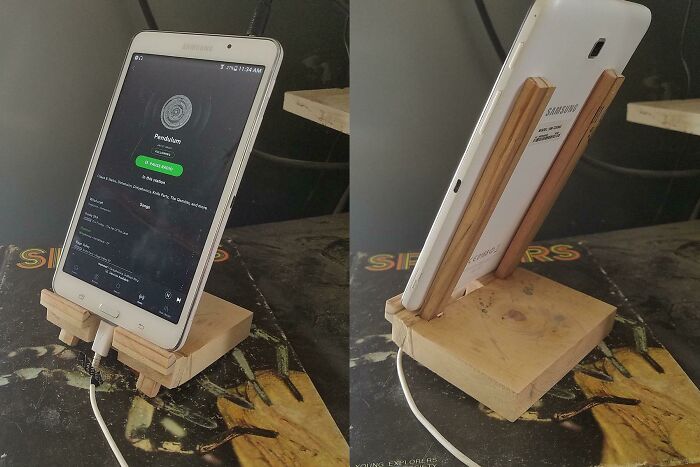 También hice un soporte para teléfonos/tabletas muy cutre