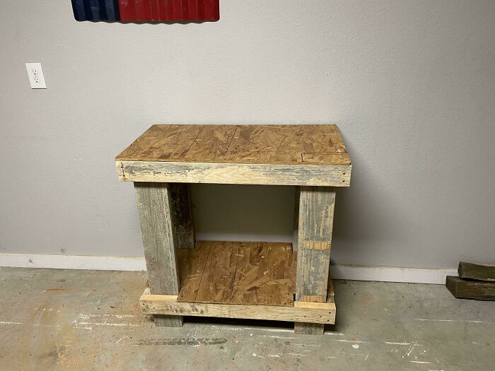 Esta madera gratis reutilizada se ha convertido en un feo banco de trabajo de garaje. Muy robusto, muy feo