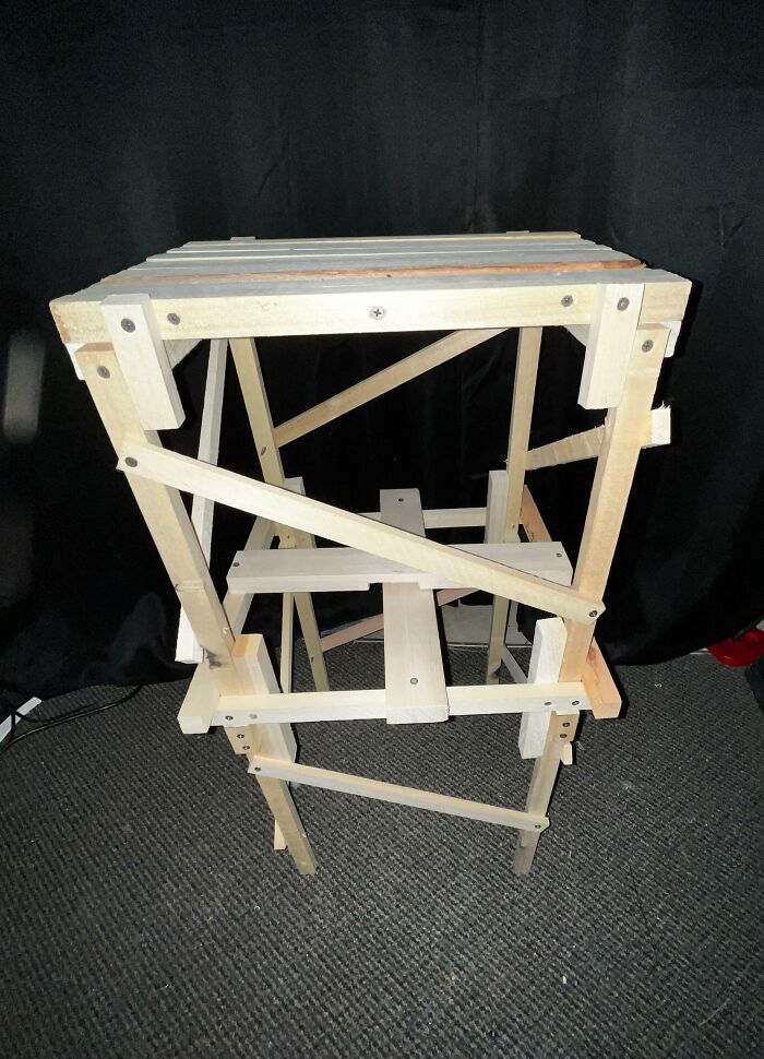 Hice un taburete. A pesar de su aspecto cuestionable en realidad es bastante cómodo y estable