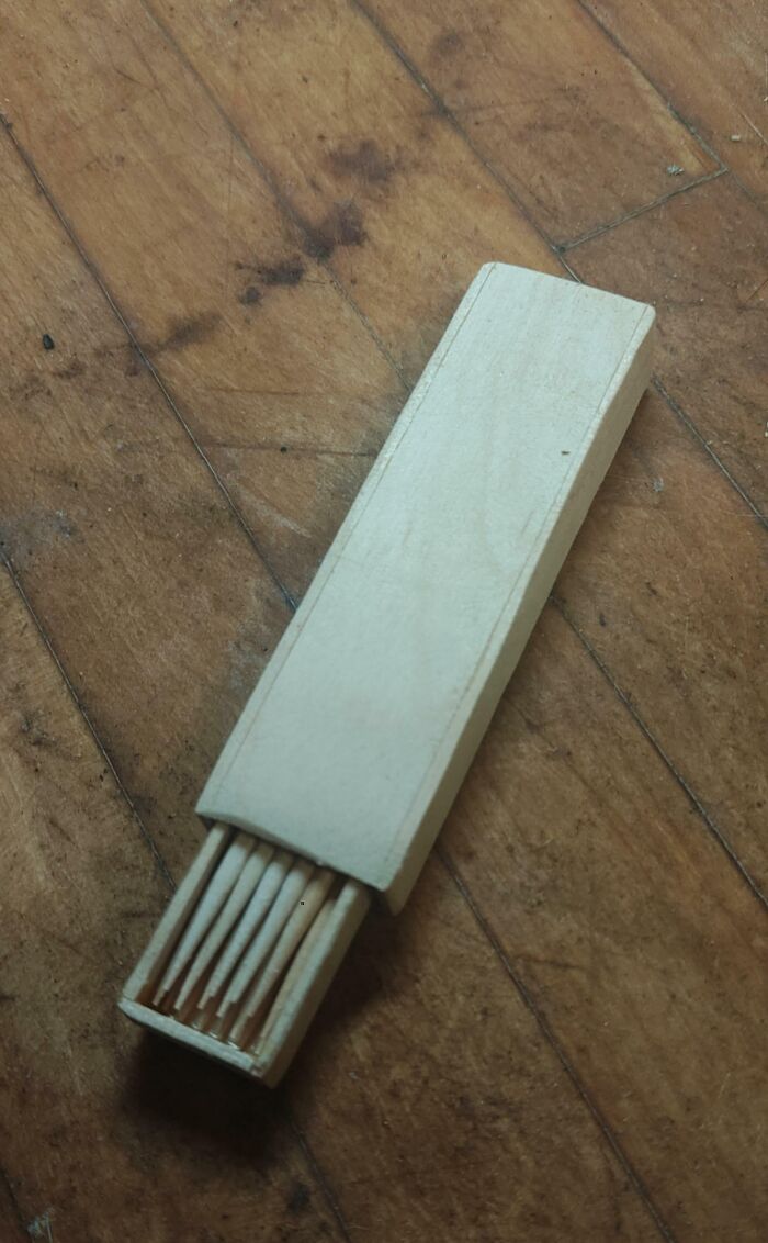 Hice una cajita con palitos de helado para guardar palillos de dientes para mi camión del trabajo