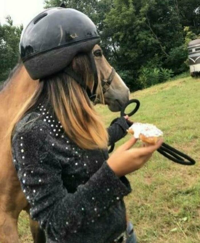 This Instagram Account Shares Pics With Little To No Context, And Here Are 40 Of The Funniest Ones