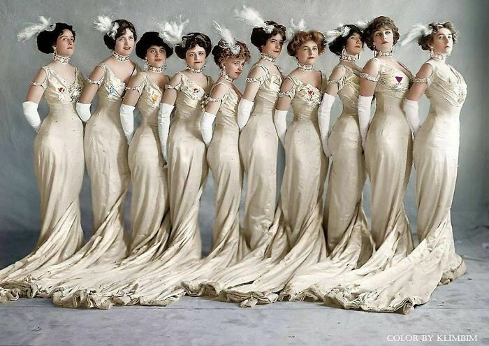 Grupo de mujeres debutantes de Washington D. C., alrededor de 1919. Imagen coloreada por Olga Shirniba