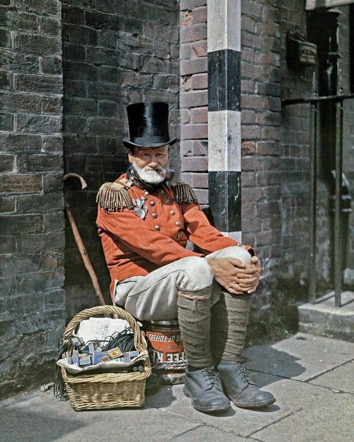 1928. Un veterano de guerra vende fósforos en la calle en Canterbury, Kent, Inglaterra. Foto de Clifton R. Adams