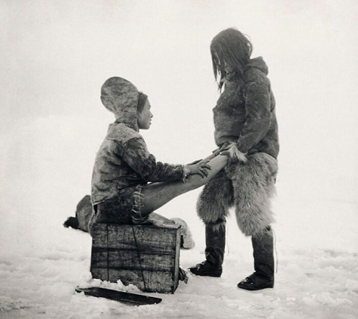Revista Autre, década de 1890. Un hombre inuit calienta los pies de su esposa, en Groenlandia