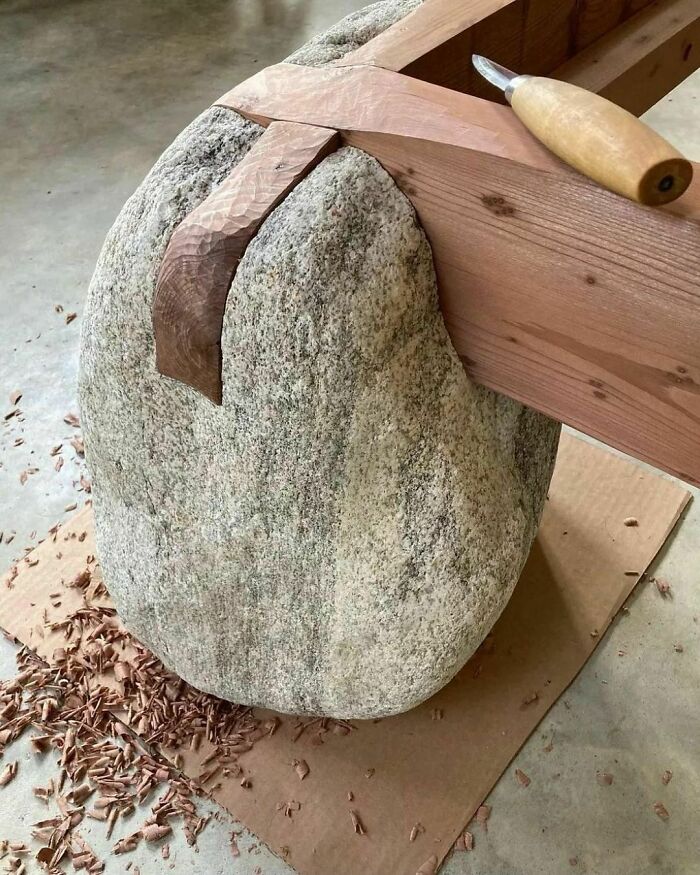 Plataforma de cama de estilo japonés con fresno blanco y piedra de playa santificada