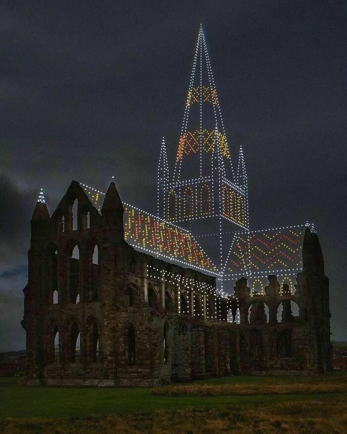 Restauración de un edificio antiguo con luz de drones