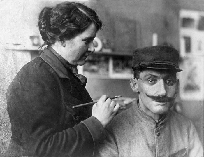Anna Coleman Ladd fue una escultora estadounidense conocida sobre todo por su trabajo en la creación de máscaras protésicas para soldados desfigurados durante la Primera Guerra Mundial