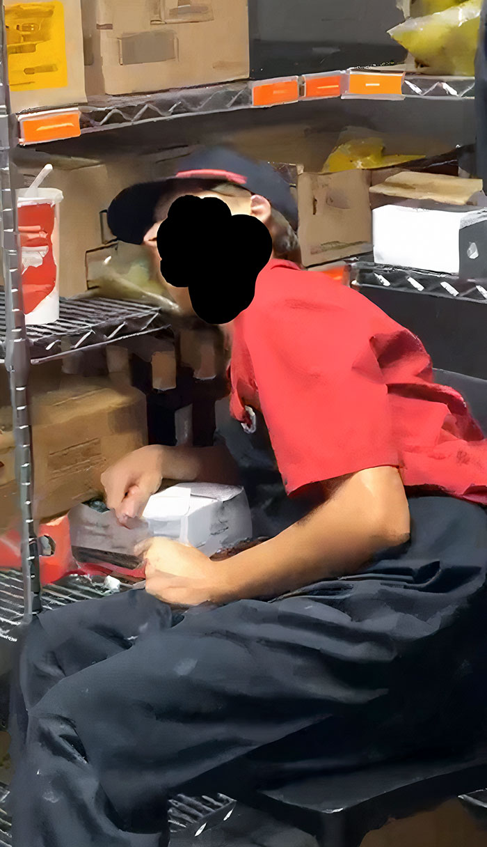 Un chico de 15 años estaba tan cansado de trabajar que se quedó dormido en su descanso de 10 minutos. Después de que el jefe lo viera, dijo: 