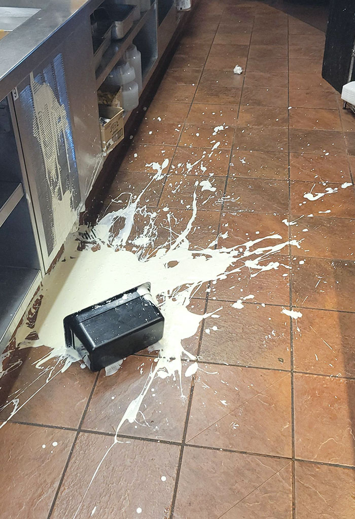 Mi jefe me llamó temprano, y dijo que la línea necesita ser limpiada. Preparó la línea esta mañana y causó todo este desastre...