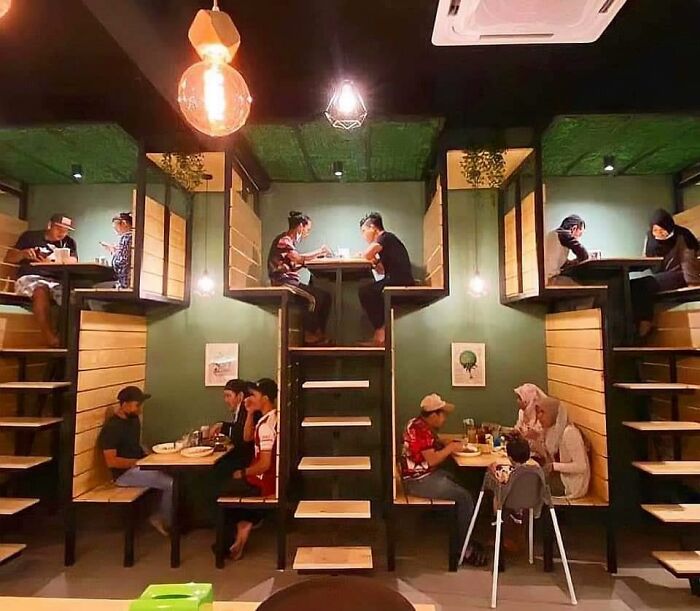 Mesas apiladas en un restaurante