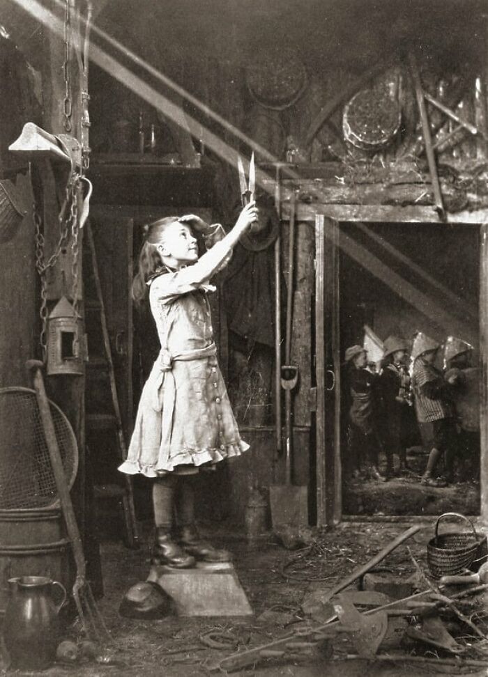 Cortando un rayo de sol, Inglaterra, 1886. Foto hecha por Adam Diston 