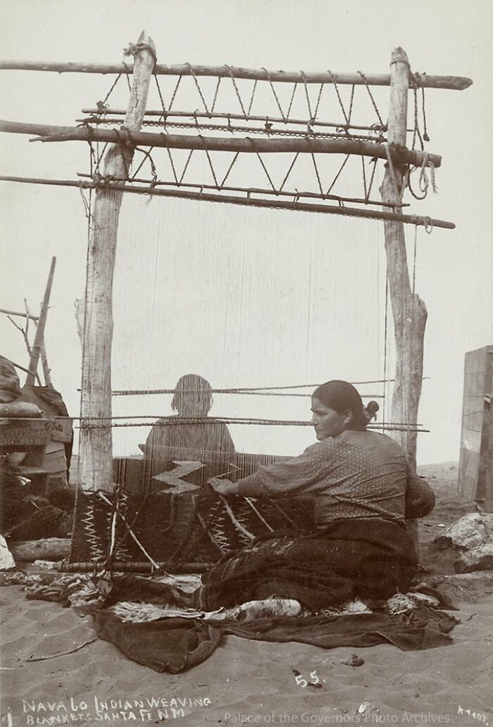 Mujer indígena tejiendo una manta, Santa Fe, Nuevo México. Fotógrafo: Christian G. Kaad, 1900
