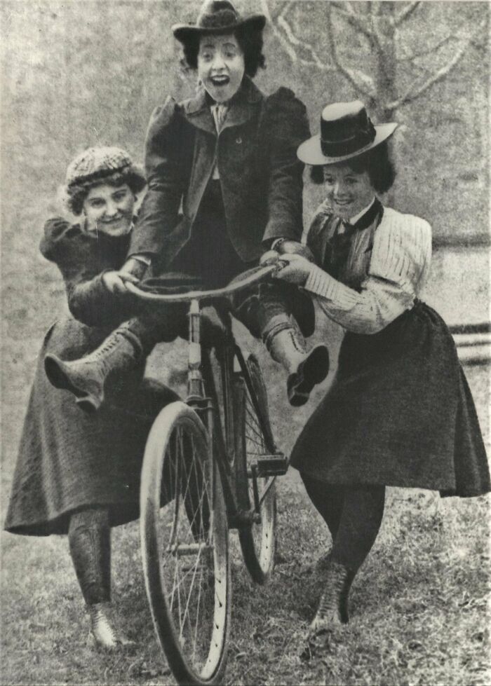 Aprendiendo a andar en bicicleta, alrededor de 1895 (Foto de William Gordon Davis) 