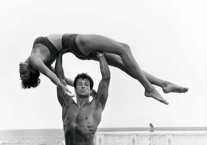 Detrás de cada mujer de éxito hay un hombre que... Bueno... En la mayoría de los casos, solo está ahí por razones de seguridad. De todos modos, aquí está Brigitte Nielsen con un tipo cualquiera en 1986